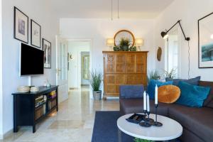 uma sala de estar com um sofá e uma mesa em Penthouse Victoria em Fuengirola
