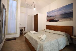 a bedroom with a bed with two towels on it at La Casetta delle Scienze in Palermo