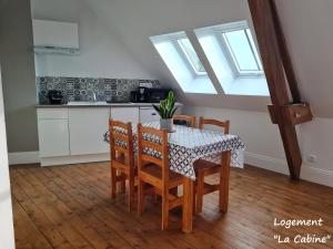 uma cozinha com mesa e cadeiras num quarto em La pause Mersoise em Mers-les-Bains