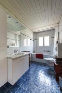 baño con bañera, lavabo y tubermott en Grande villa indépendante, en Evionnaz