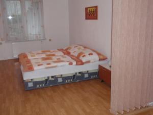 Rúm í herbergi á Apartmán Janoušek