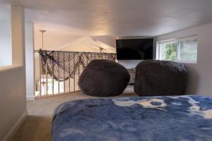 1 dormitorio con cama y ventana con tienda de campaña en H - San Juan, en Fort Bragg