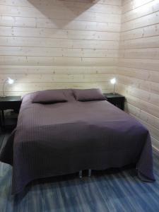 Postel nebo postele na pokoji v ubytování Mustikkakallio Luxury Villa