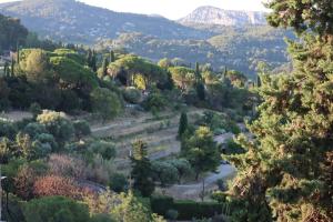 un valle con árboles y montañas en el fondo en Le Castellet Vue Panoramique, en Le Castellet