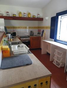 uma cozinha com um suporte para secar pratos no balcão em Sondela Self Catering em São Martinho do Porto