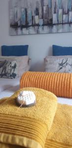 1 dormitorio con 1 cama con manta amarilla y almohadas en Sondela Self Catering, en São Martinho do Porto