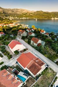 eine Luftansicht einer Stadt neben einem Wasserkörper in der Unterkunft Villa Nika with private heated pool in Slano