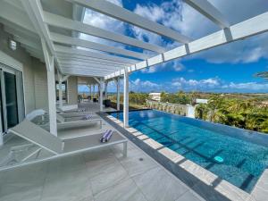 an image of a house with a swimming pool at Magnifique Villa Standing vue mer et proche plage in Saint-François