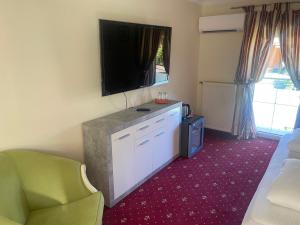 Telewizja i/lub zestaw kina domowego w obiekcie Hotel Restaurant Hesch