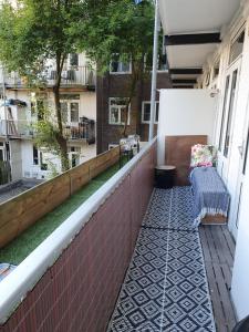 un balcón con un banco en el lateral de un edificio en Appartement in Stadsdeel West en Ámsterdam