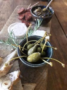 una mesa con un plato de comida con bocadillos y verduras en Bastida de Beata, en Noailles