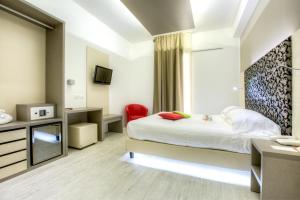 A television and/or entertainment centre at Hotel Boemia