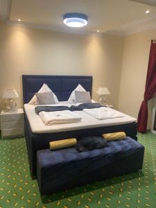 Ein Bett oder Betten in einem Zimmer der Unterkunft Hotel Restaurant Hesch