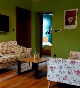 ein Wohnzimmer mit 2 Sofas und einem Couchtisch in der Unterkunft Old Town Plus in Tarnów