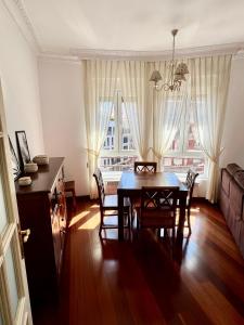 a dining room with a table and chairs and a couch at Gran piso luminoso de 125 m2 en el centro de Leon in León