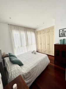 - une chambre dotée d'un lit avec un oreiller vert dans l'établissement Gran piso luminoso de 125 m2 en el centro de Leon, à León