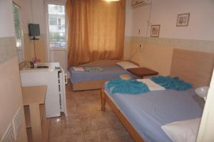 a small room with two beds and a kitchen at Lenny in Kranevo