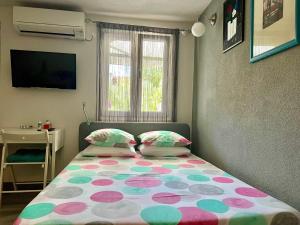 Tempat tidur dalam kamar di Villa Zen Trogir - Apartment Okrug, Heated pool, EV Type 2