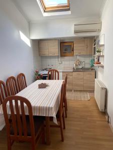 - une cuisine et une salle à manger avec une table et des chaises dans l'établissement Pansion Vlado, à Međugorje