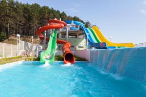 een waterpark met een waterglijbaan in een zwembad bij Sol Luna Bay All Inclusive in Obzor