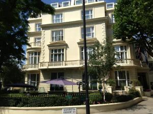 un grande edificio bianco con un ombrello davanti di The Colonnade a Londra