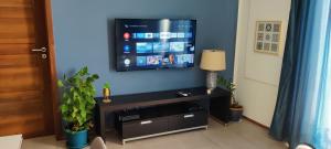 Μια τηλεόραση ή/και κέντρο ψυχαγωγίας στο Velleran Apartment