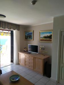 En TV eller et underholdningssystem på For your best holiday in Rocas del Mar with amazing ocean view