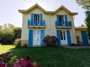 ein Haus in Blau und Gelb in der Unterkunft Maison Le Palais, 4 pièces, 6 personnes - FR-1-418-20 in Le Palais