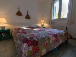 LocmariaにあるMaison Locmaria, 4 pièces, 5 personnes - FR-1-418-119のベッドルーム1室(花柄のベッドカバー付)