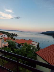 Blick auf einen Wasserkörper mit Booten darin in der Unterkunft Casa Panorama Sunset in Rabac