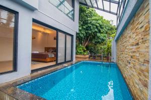 una piscina en el patio trasero de una casa en Castle Rock Villa By Tropicana Stays, en Lonavala