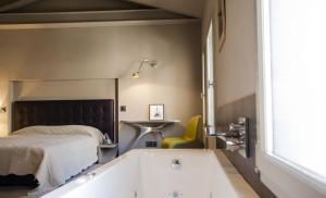 Кровать или кровати в номере La Loge de mer, Lodge urbain