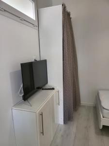 Televízia a/alebo spoločenská miestnosť v ubytovaní ESCALE OCEAN A 800 m DE LA PLAGE