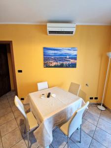 a dining room with a table and chairs at Beinasco Apartment - Le Terrazze Palace in Beinasco
