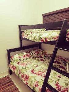1 dormitorio con 2 literas en una habitación en Cabanas Del Mar, en Warner Beach