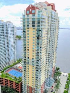 een luchtzicht op een hoog gebouw naast het water bij Fully Renovated One Bedroom Apartment @ The Club in Miami