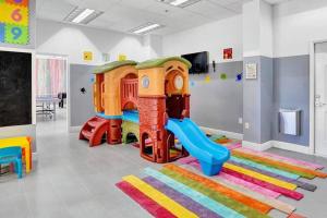 una sala de juegos con un parque infantil con tobogán en Fully Renovated One Bedroom Apartment @ The Club, en Miami