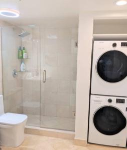 eine Waschmaschine im Bad mit Dusche in der Unterkunft Fully Renovated One Bedroom Apartment @ The Club in Miami