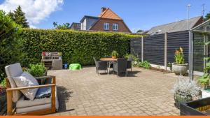 a patio with a table and chairs in a backyard at Villa i Herning, 200 meter fra gågaden in Herning