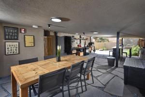 una sala da pranzo con tavolo e sedie in legno di The Container luxury holiday resort a Yavneʼel
