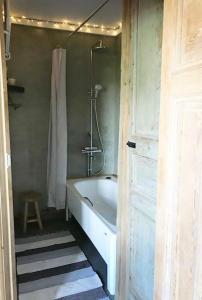 Cozy Stuga - Mountain View في Ramsele: حمام مع حوض استحمام ودش