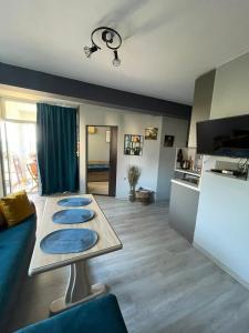 uma sala de estar com um sofá azul e uma cozinha em Апартамент Havana Beach St Vlas em Sveti Vlas