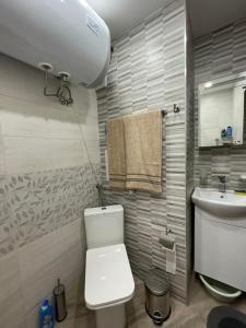 uma pequena casa de banho com WC e lavatório em Апартамент Havana Beach St Vlas em Sveti Vlas