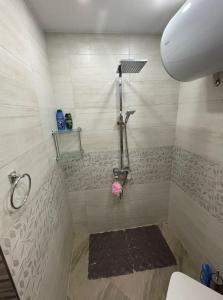uma casa de banho com um chuveiro, um WC e um lavatório. em Апартамент Havana Beach St Vlas em Sveti Vlas
