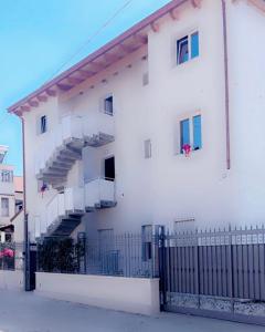 un edificio bianco con scale sul lato di KARIS KAIROS a Santa Maria di Castellabate