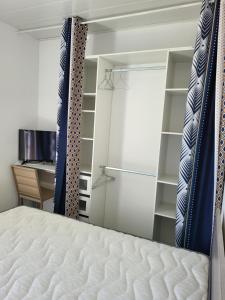 sypialnia z łóżkiem, biurkiem i półkami w obiekcie ESCALE OCEAN A 800 m DE LA PLAGE w mieście Notre-Dame-de-Monts