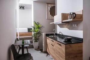 A kitchen or kitchenette at Jacuzzi suite Piazza dei Leoni