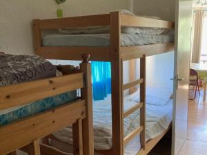 Bunk bed o mga bunk bed sa kuwarto sa Studio Pra-Loup, 1 pièce, 6 personnes - FR-1-165A-5
