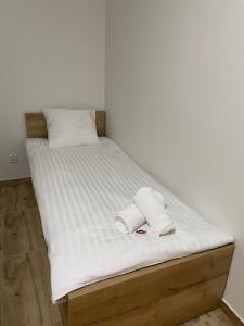 Posteľ alebo postele v izbe v ubytovaní Apartament na Skarpie + 4 fotografie