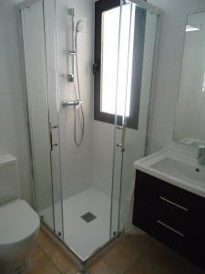 a bathroom with a shower and a toilet and a sink at Casa Patrick in Murcia